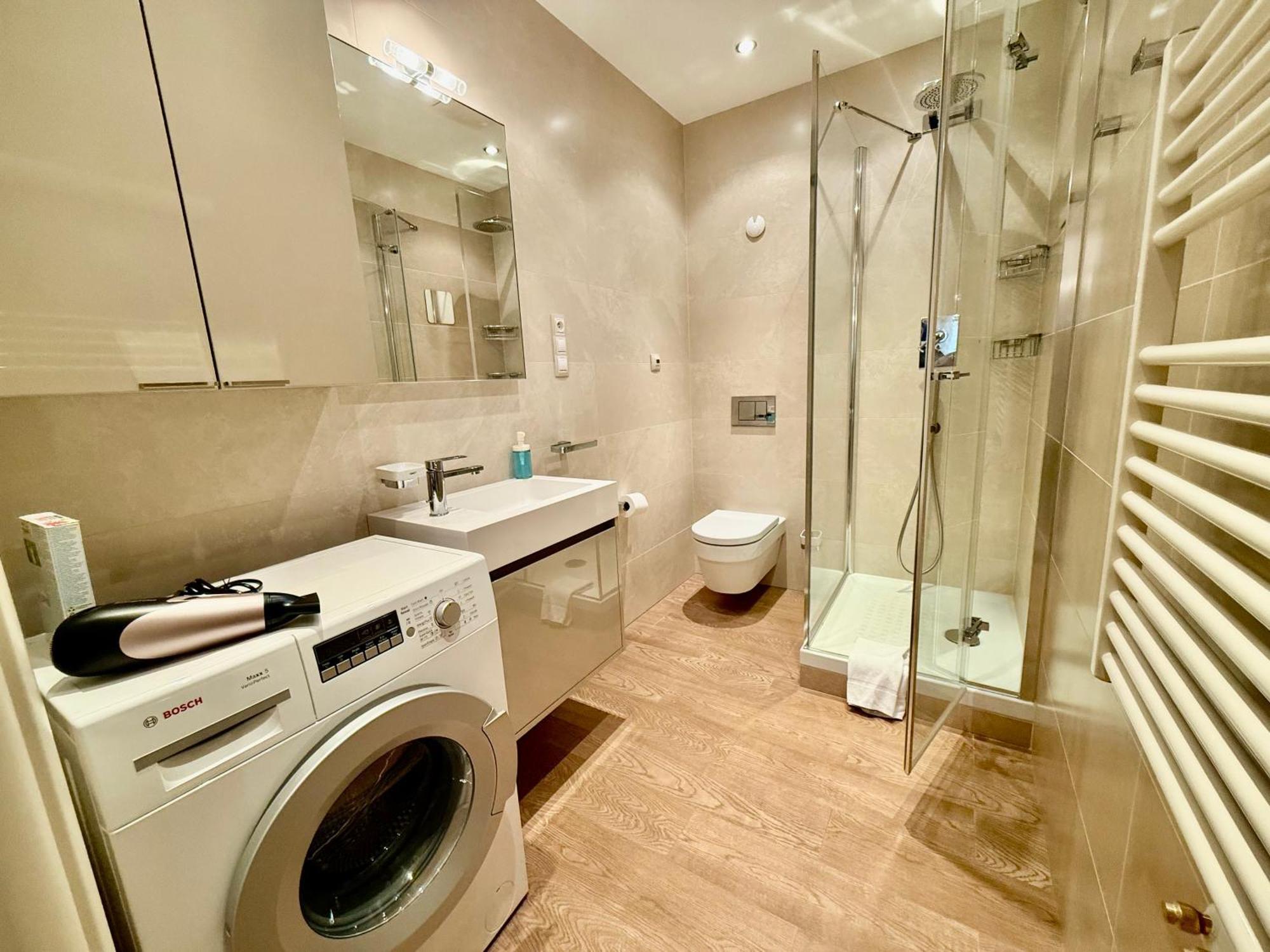 Unique Charles Bridge 2bdr Apartment. Апартаменти Прага