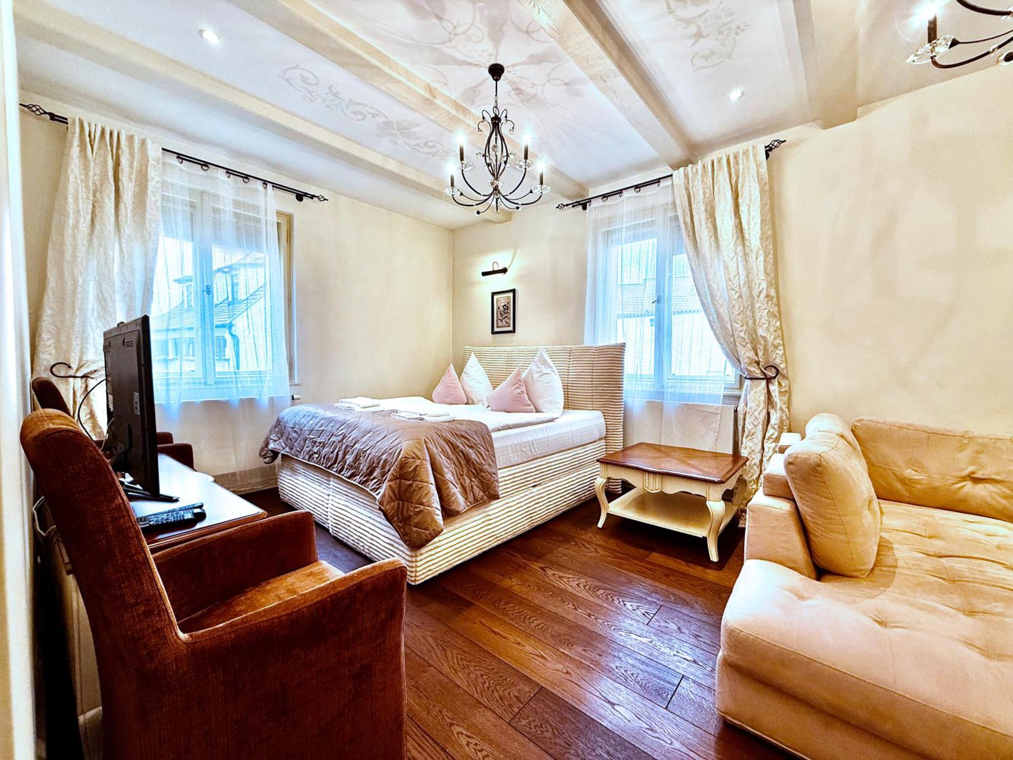 Unique Charles Bridge 2bdr Apartment. Апартаменти Прага