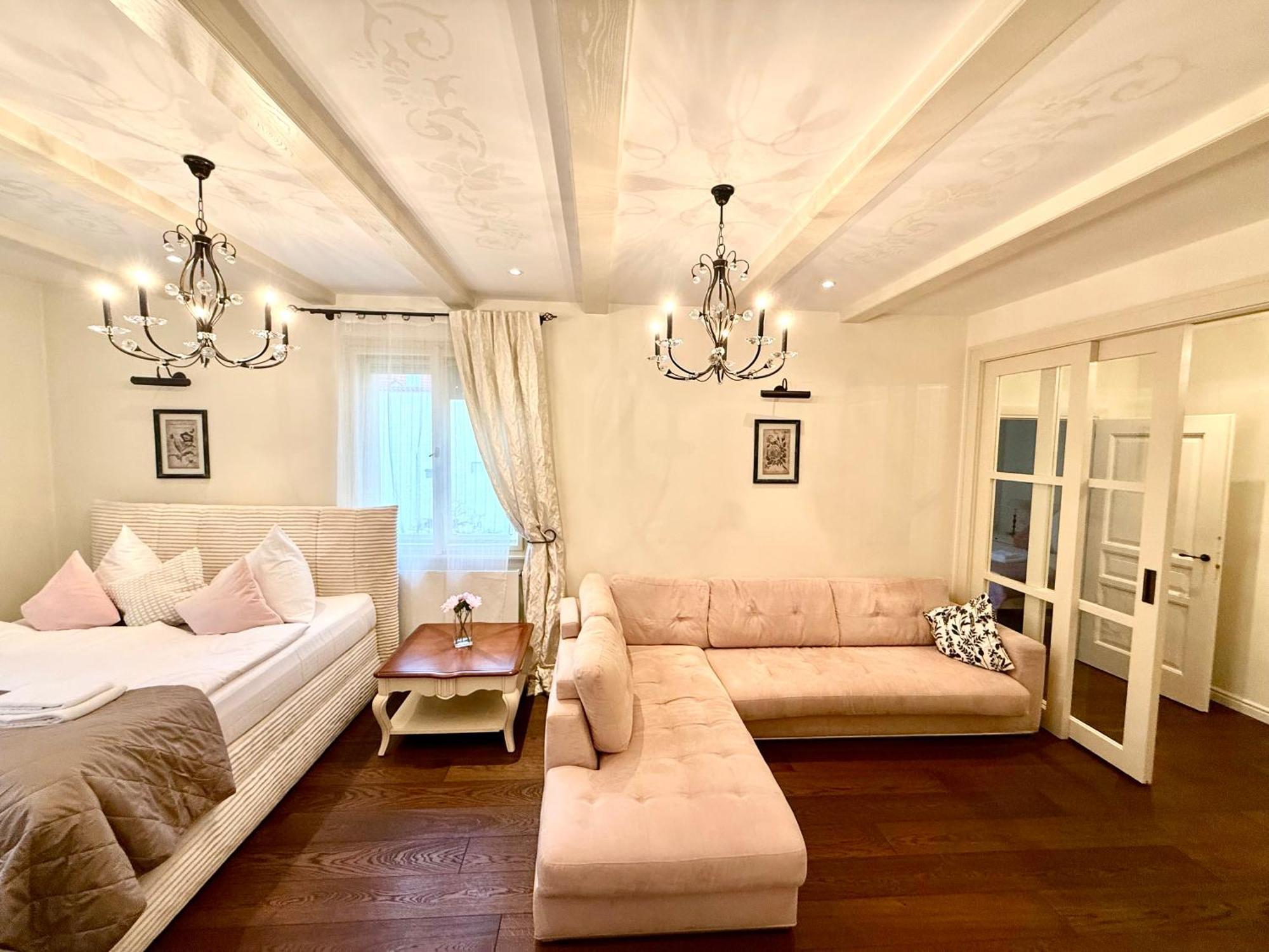 Unique Charles Bridge 2bdr Apartment. Прага