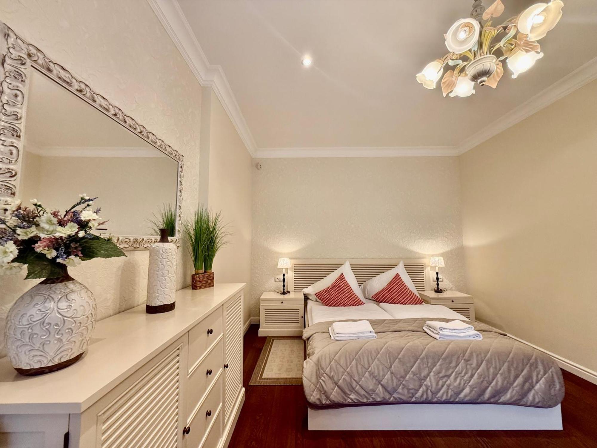 Апартаменти Unique Charles Bridge 2bdr Apartment. Прага