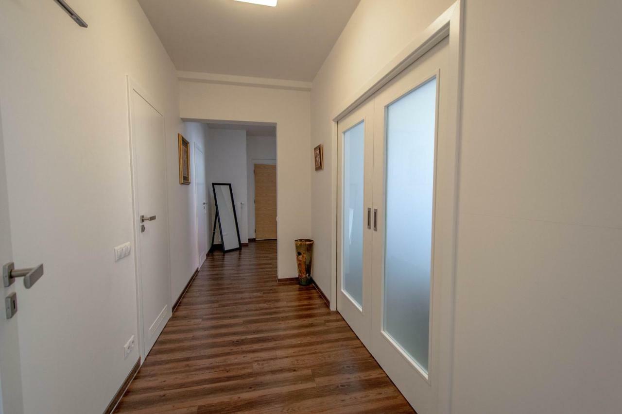 Апартаменти Unique Charles Bridge 2bdr Apartment. Прага