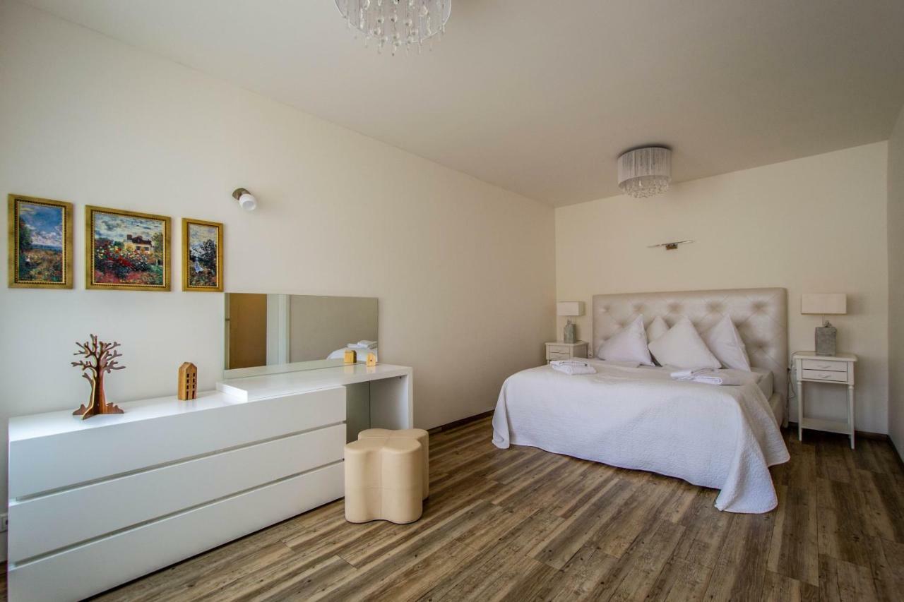 Апартаменти Unique Charles Bridge 2bdr Apartment. Прага
