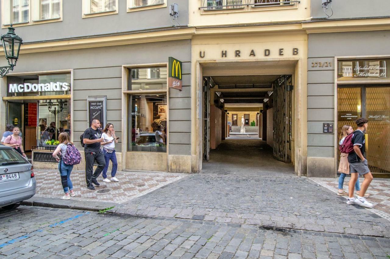 Апартаменти Unique Charles Bridge 2bdr Apartment. Прага